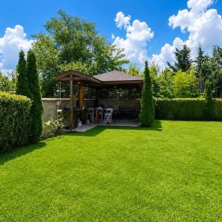 Cozy 1br Near Dentaprime W/ Free Parking Апартаменти Варна