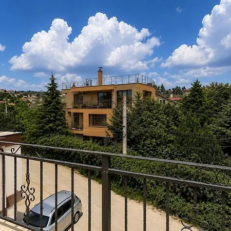 Апартаменти Cozy 1br Near Dentaprime W/ Free Parking Варна