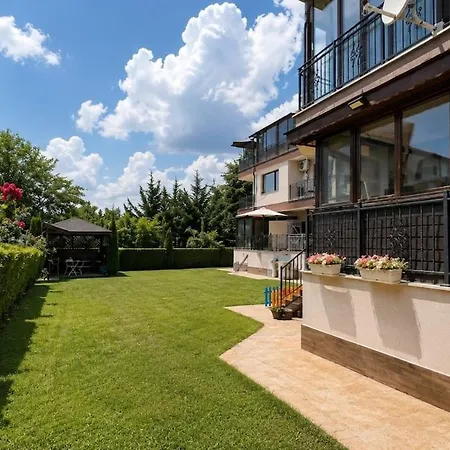 Апартаменти Cozy 1br Near Dentaprime W/ Free Parking Варна
